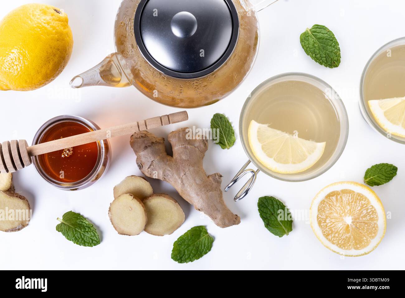 Tè allo zenzero con miele e limone in una tazza isolata su sfondo bianco Foto Stock