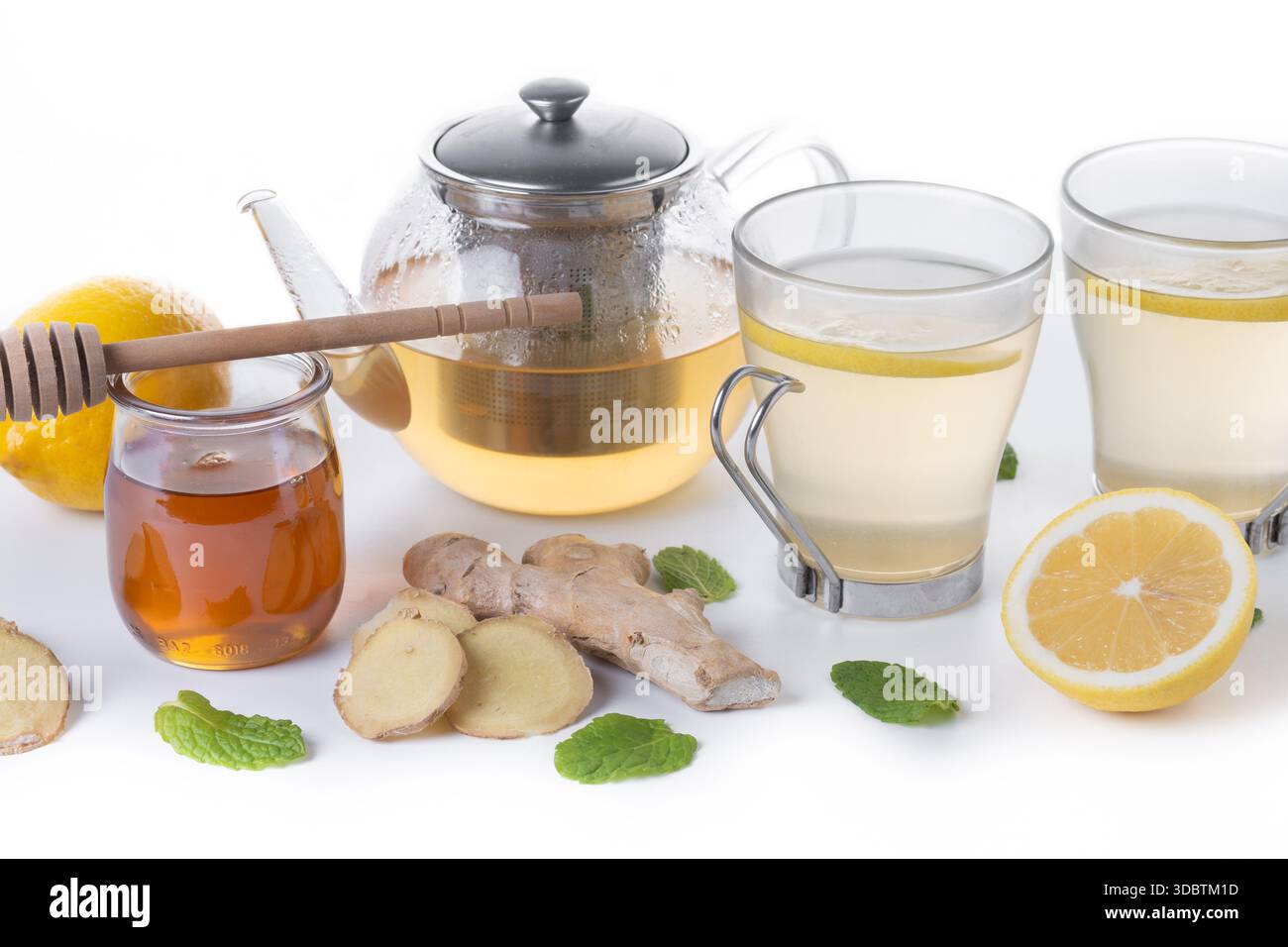 Tè allo zenzero con miele e limone in una tazza isolata su sfondo bianco Foto Stock