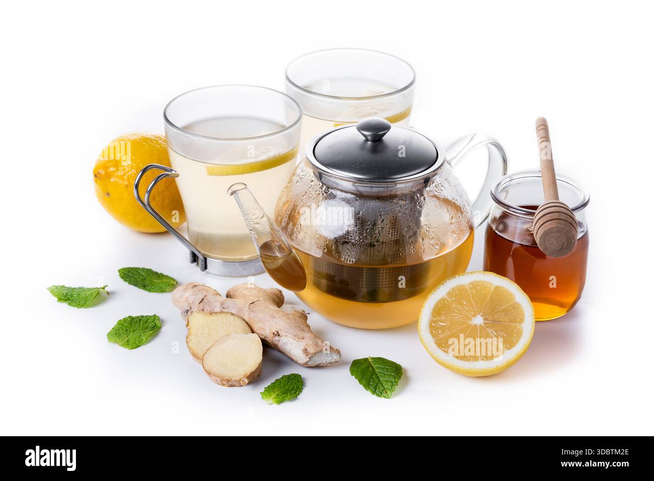 Tè allo zenzero con miele e limone in una tazza isolata su sfondo bianco Foto Stock