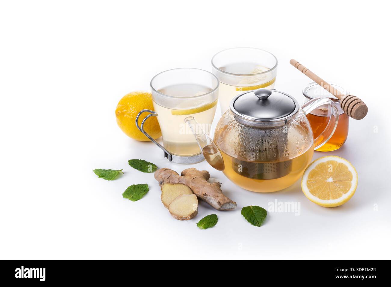 Tè allo zenzero con miele e limone in una tazza isolata su sfondo bianco Foto Stock