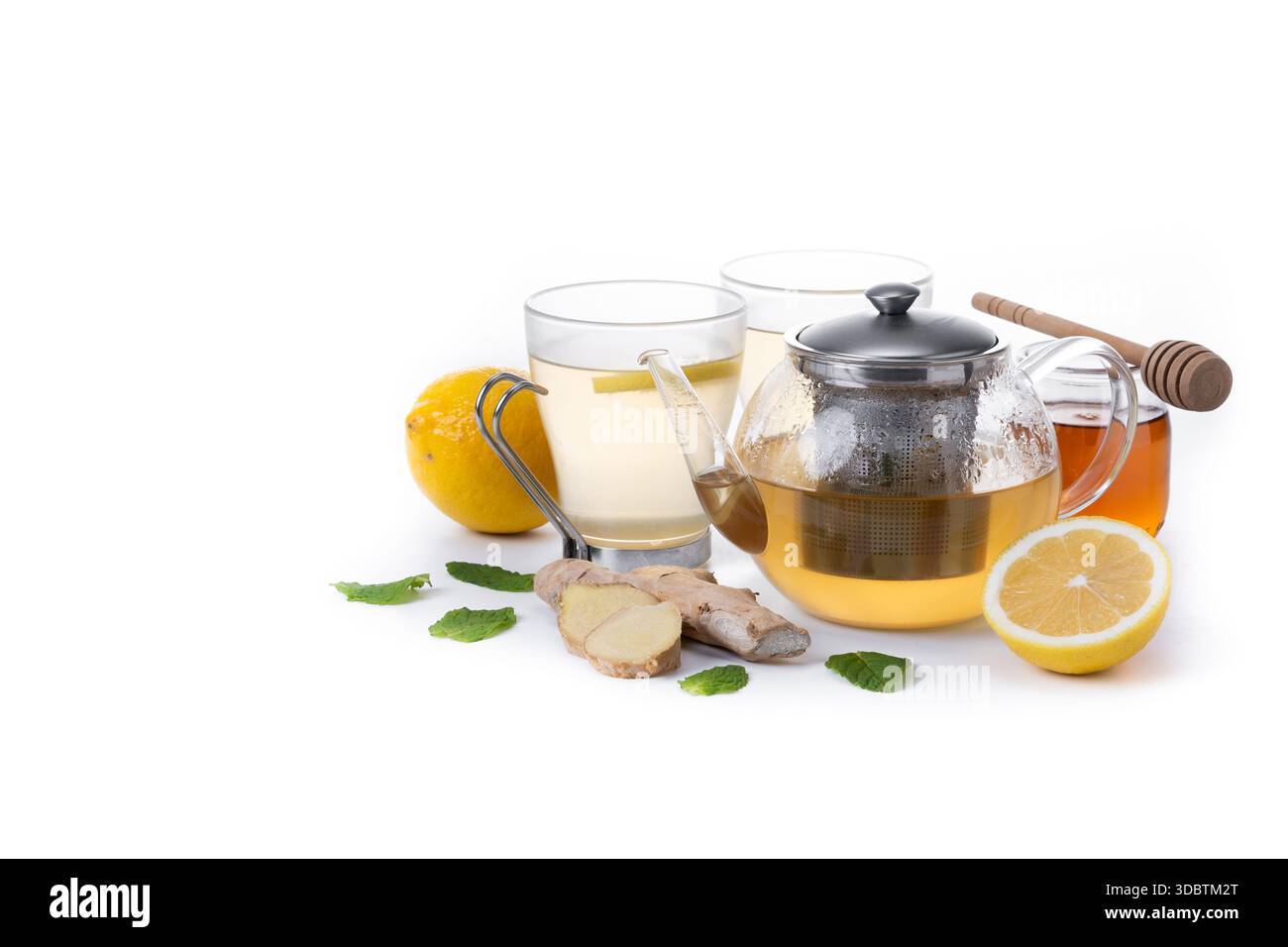 Tè allo zenzero con miele e limone in una tazza isolata su sfondo bianco Foto Stock
