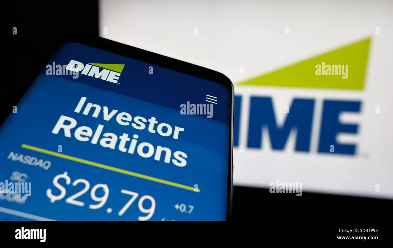 Stoccarda, Germania - 12-05-2025: Telefono cellulare con il sito web della società finanziaria statunitense dime Community Bank sullo schermo davanti al logo. Foto Stock