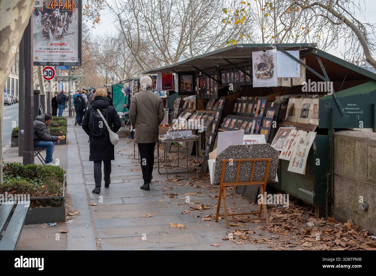 Parigi, Francia, 12.15.2025. Bancarelle di libri verdi tradizionali che vendono stampe vintage, biglietti, libri e souvenir Foto Stock