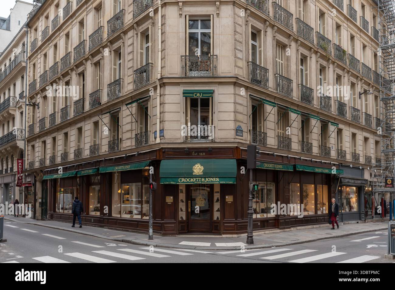 Boutique Crockett and Jones nell'8° arrondissement di Parigi. Crockett and Jones è un'azienda britannica produttrice di scarpe Foto Stock