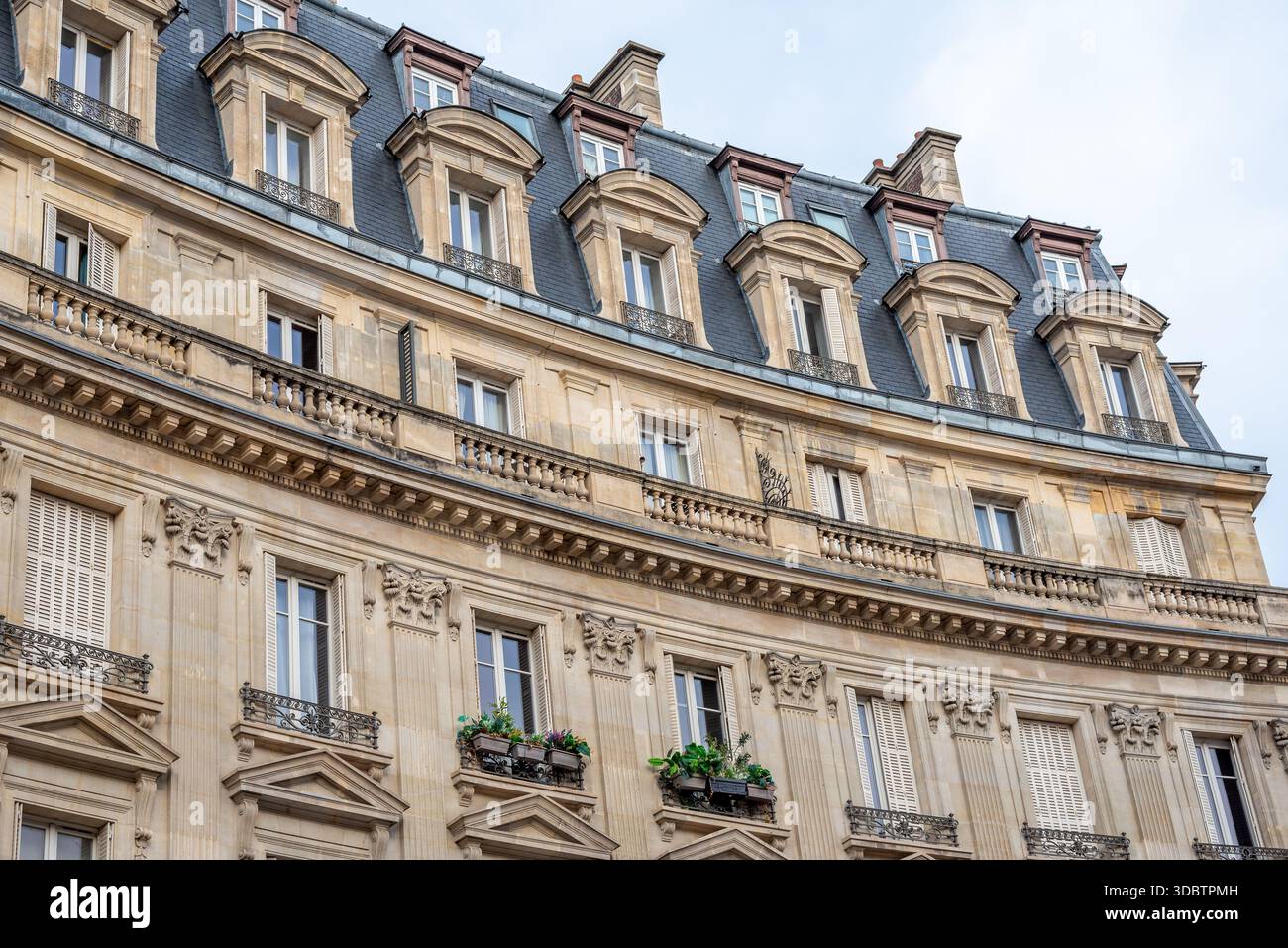 Edificio curvo di fronte alla Bourse de Commerce nel primo arrondissement di Parigi Foto Stock