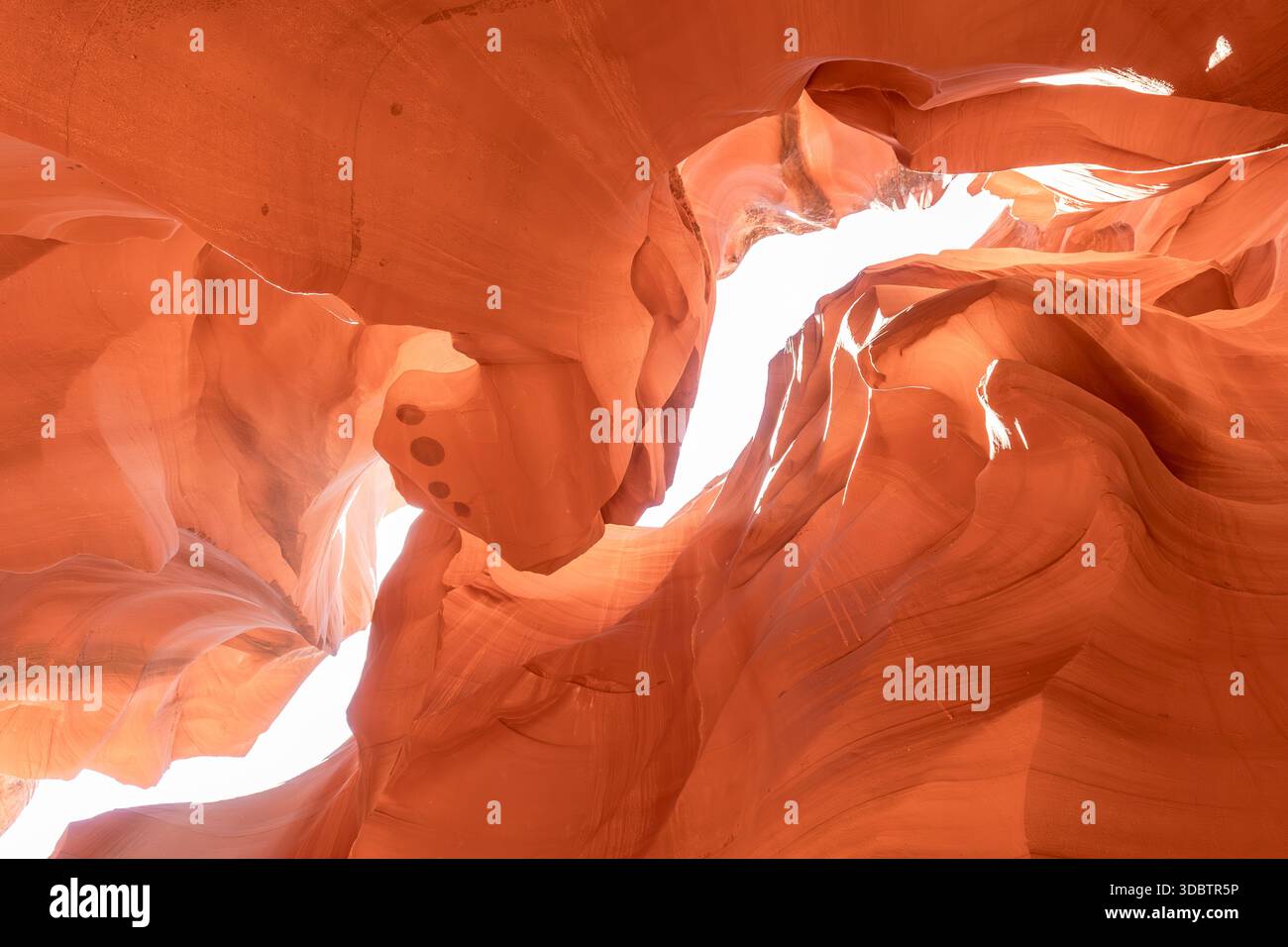 Travi luminose e pareti di arenaria fluenti nell'Antelope Canyon, Arizona, Stati Uniti Foto Stock