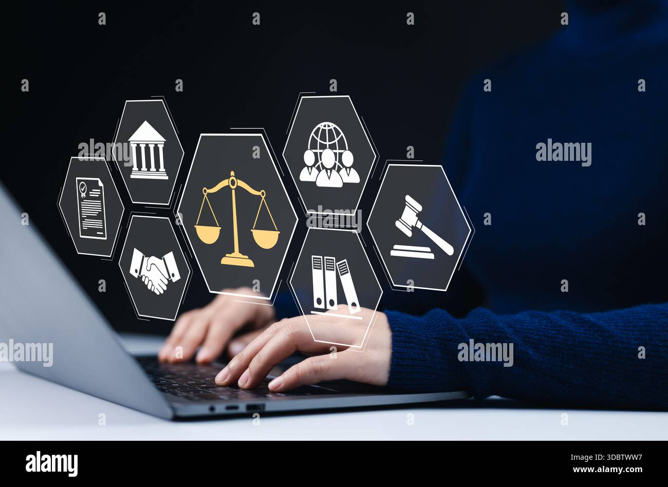 Concetto di diritto digitale e consulenza legale. Una persona che lavora su un laptop con icone virtuali bilance legali, un tribunale, un martelletto, documenti, stretta di mano a Foto Stock