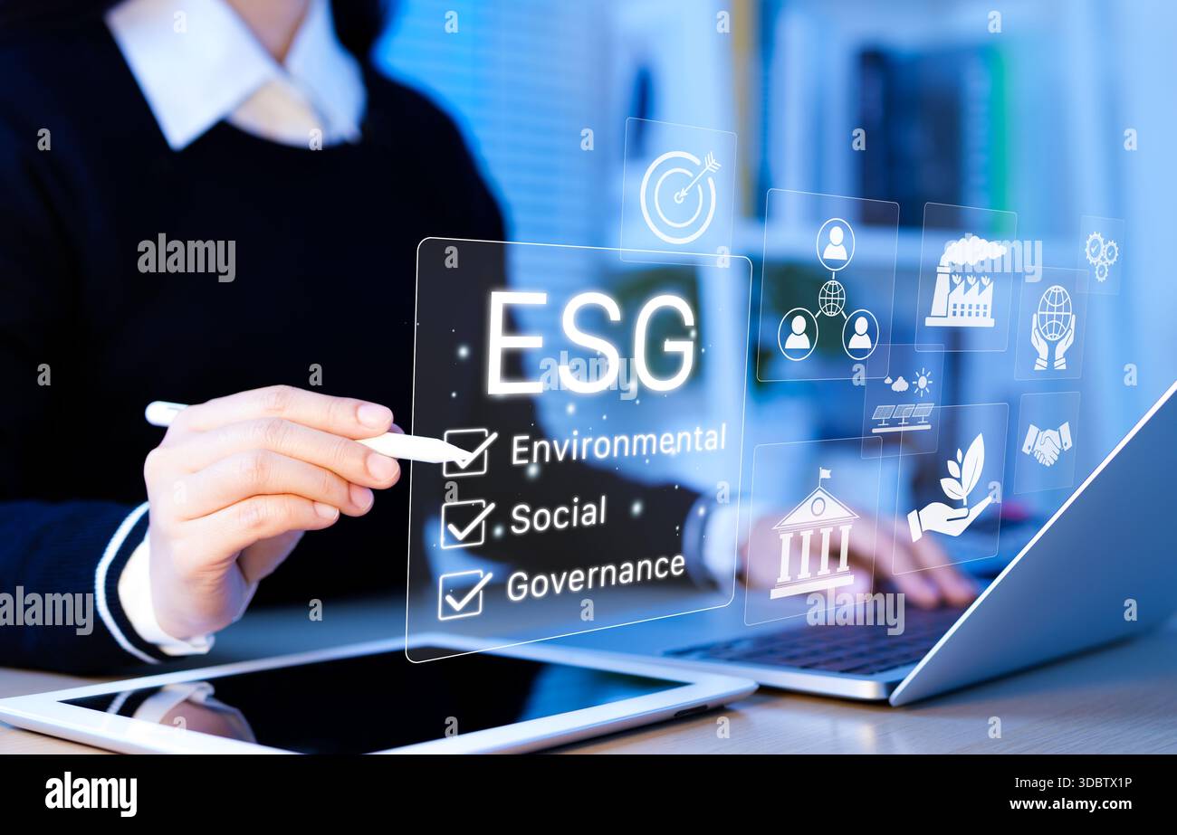 Concetto aziendale di governance sociale ambientale ESG. Donna d'affari che utilizza un laptop con interfaccia ESG, simboleggia pratiche aziendali sostenibili, etica Foto Stock