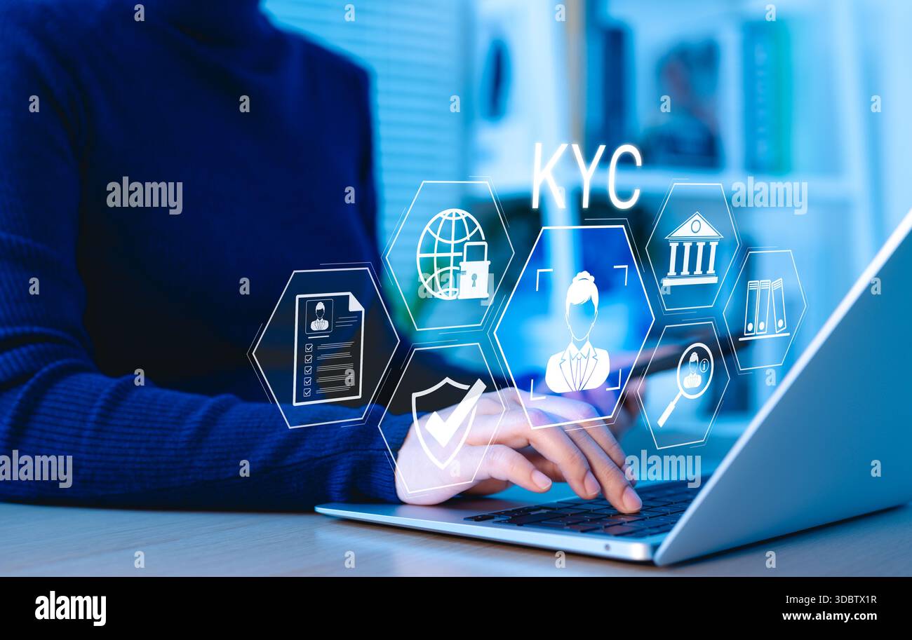 Concetto di verifica digitale KYC Know Your Customer. Donna d'affari che utilizza telefono e laptop con icone KYC di interfaccia, che simboleggiano la verifica dell'identità, Foto Stock