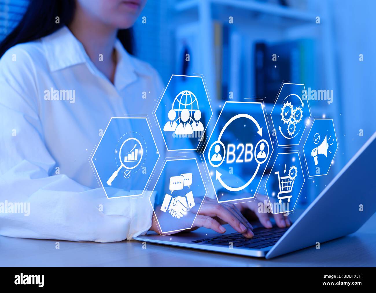 Concetto di strategia aziendale B2B. Professionista aziendale che lavora con l'interfaccia B2B su laptop, concettualizza strategia, partnership, obiettivi aziendali Foto Stock