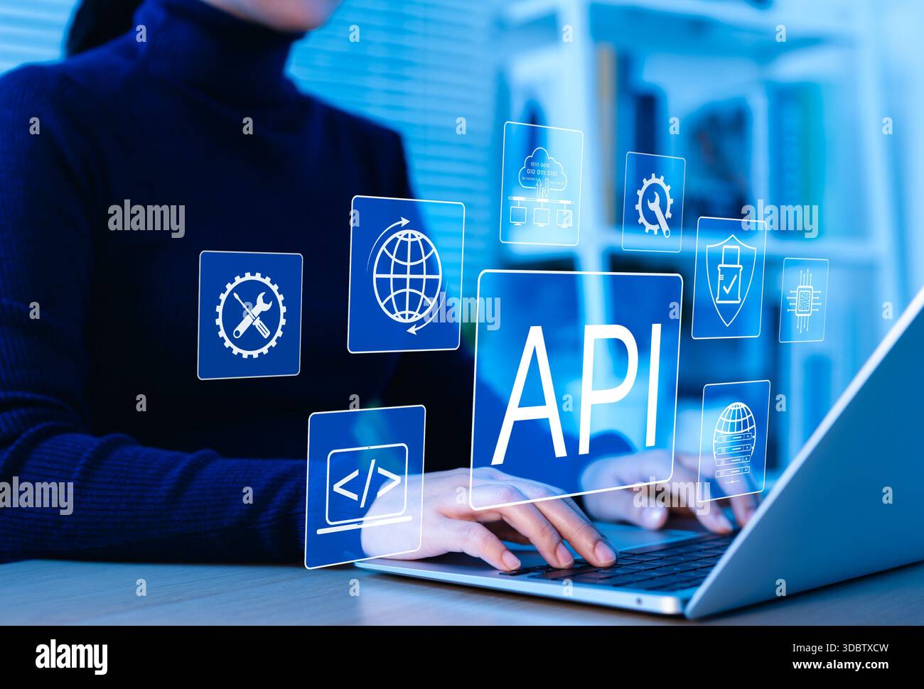 Concetto di API Application Programming Interface. Una persona digita su un notebook, con icone digitali che rappresentano lo sviluppo API, la sicurezza e il cloud computing Foto Stock