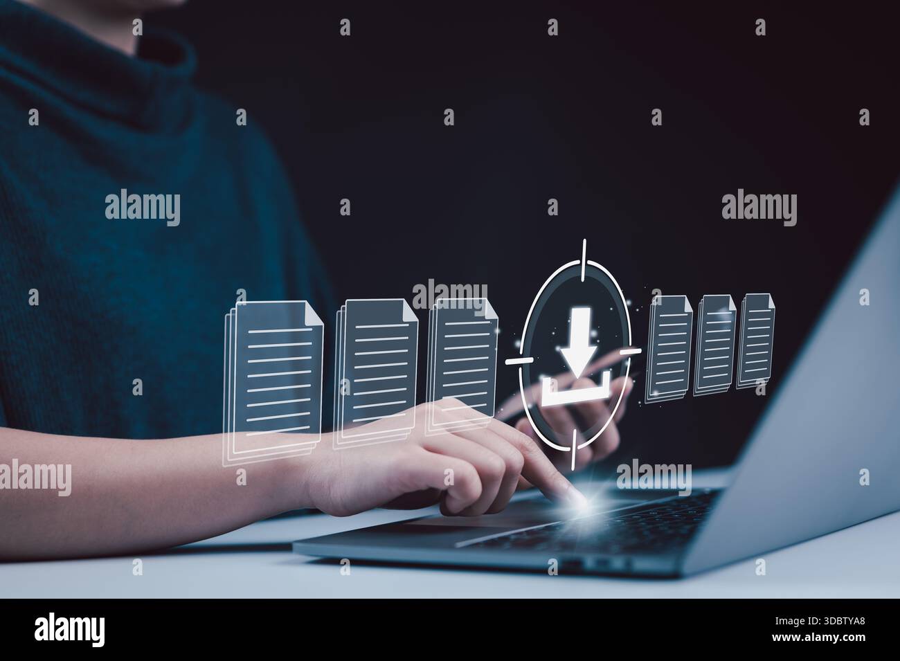 Concetto di tecnologia per il download di file e il trasferimento dei dati. Donna che utilizza un computer portatile e uno smartphone con icone di file digitali e simbolo di download, che rappresenta il moderno Foto Stock