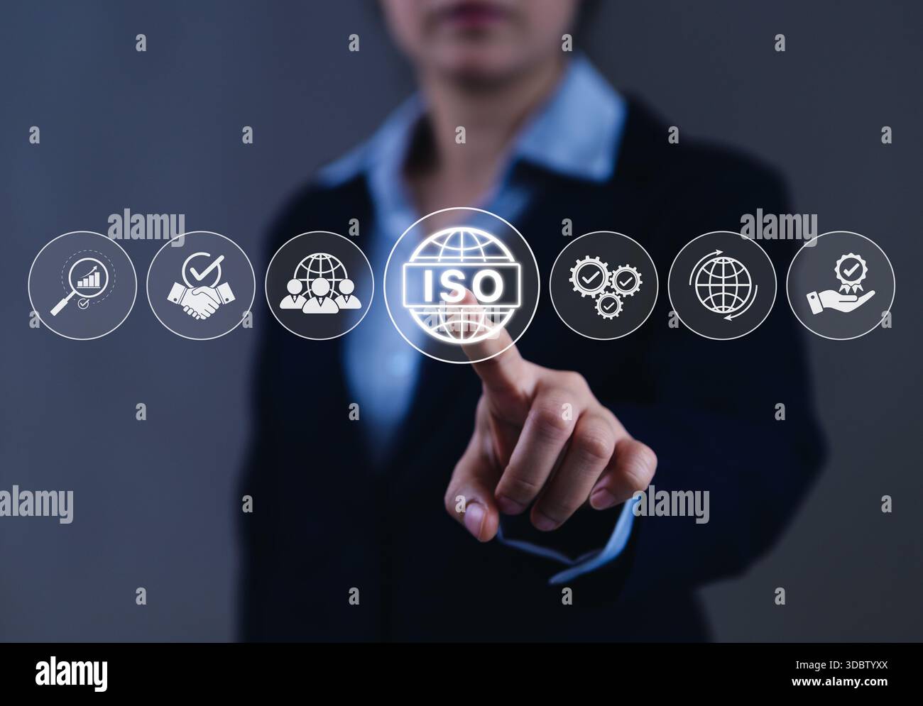 Certificazione ISO e standard di garanzia della qualità. Donna d'affari che indica le icone della certificazione ISO, simboleggia gli standard globali, la conformità, Foto Stock