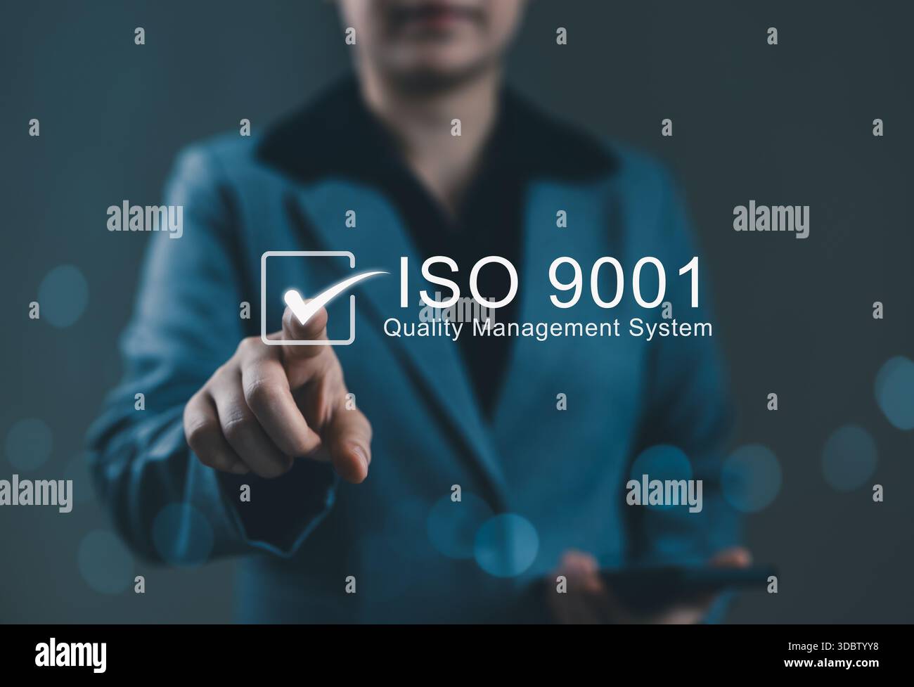 Sistema di gestione della qualità ISO 9001. Imprenditrice che punta all'icona del sistema di gestione della qualità ISO 9001, che rappresenta gli standard di certificazione, b Foto Stock