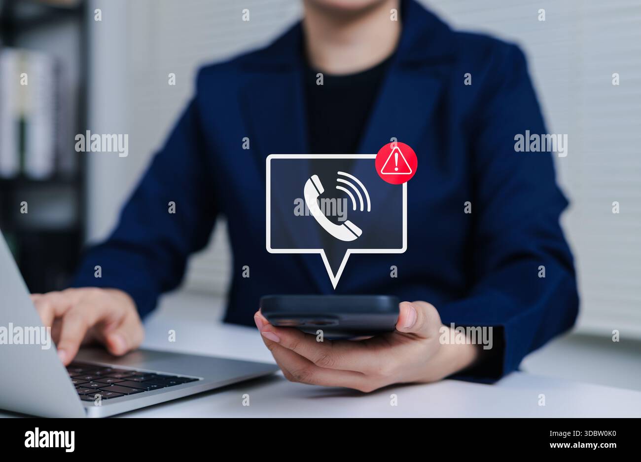 Informazioni sulla notifica di truffa telefonica. Una persona che possiede uno smartphone con una notifica di truffa digitale, chiamate fraudolente, minacce alla sicurezza informatica Foto Stock