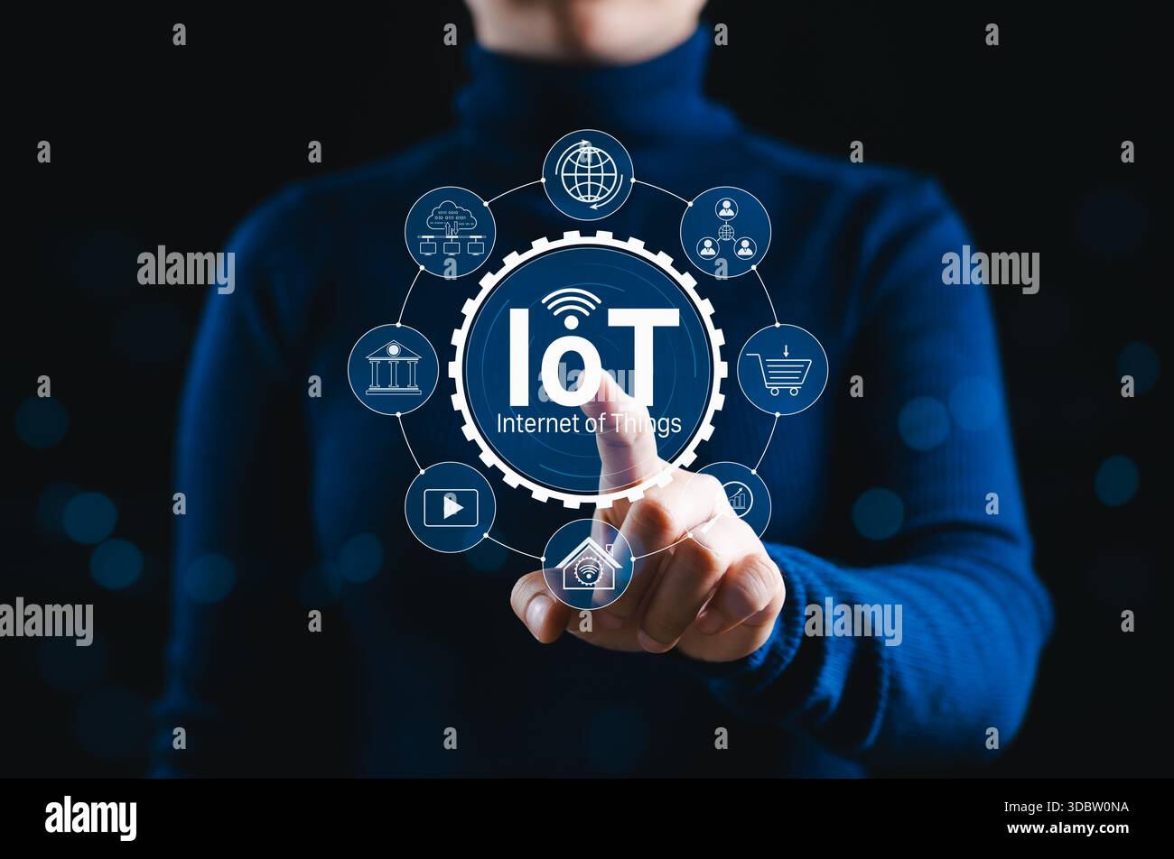 Concetto di tecnologia Internet delle cose (IoT). Una persona tocca un'interfaccia IoT illuminante con icone che rappresentano dispositivi intelligenti, connettività e vari i Foto Stock