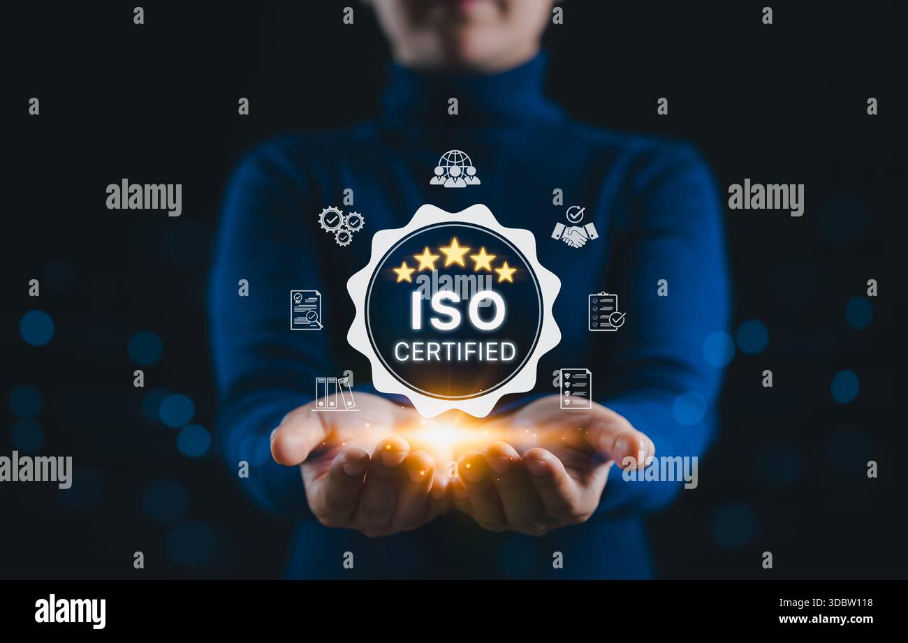 Concetto di garanzia standard di certificazione ISO. Donna con certificazione ISO e icona di garanzia della qualità, conformità, gestione della qualità aziendale, cer Foto Stock