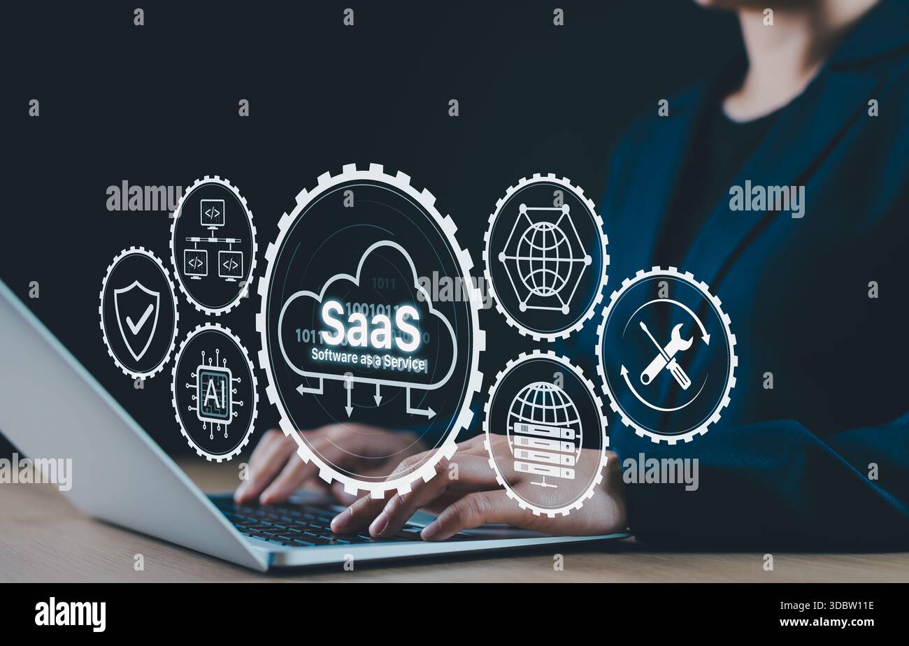 Concetto SaaS. Tecnologia software as a Service. Persona che utilizza notebook con cloud e icona Gear SaaS, cloud computing, software as a service, Foto Stock