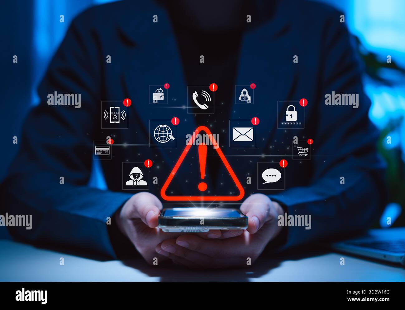 Concetto di avviso di truffa online e di avviso di sicurezza informatica. Persona che tiene il telefono con simbolo di avvertimento rosso e icone di minacce alla sicurezza, truffe online, crimini informatici Foto Stock