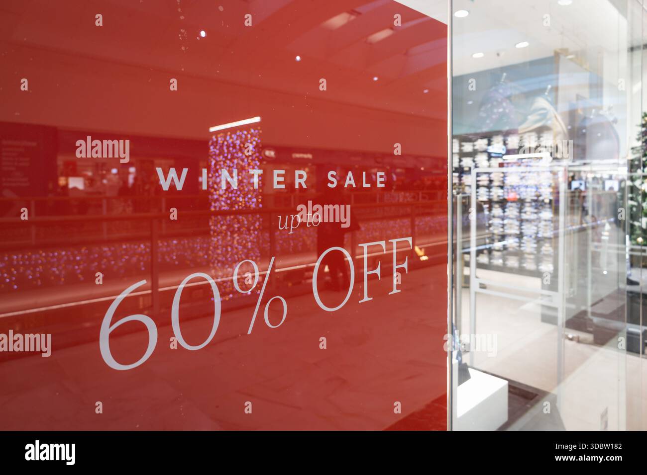 Cartellone rosso che mostra il 60% di sconto sugli sconti Foto Stock