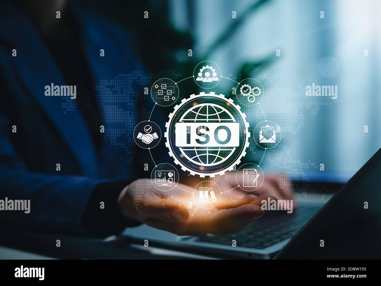 Certificazione ISO e conformità per il controllo della qualità. La persona detiene icone di certificazione ISO che rappresentano standard globali, conformità, qualità ma Foto Stock