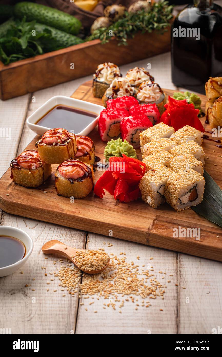 Ampia scelta di sushi roll assortiti Foto Stock