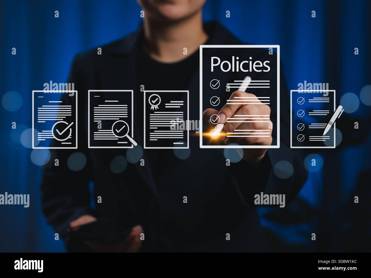 Documentazione delle policy e concetto di conformità. La donna d'affari esamina le politiche dei documenti digitali con icone, checklist, certificazioni e finanziarie Foto Stock