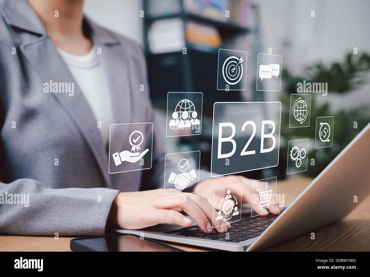 Concetto di strategia di marketing e collaborazione aziendale B2B. Donna d'affari che utilizza un notebook con icone di marketing B2B, simboleggiando il business-to-business Foto Stock