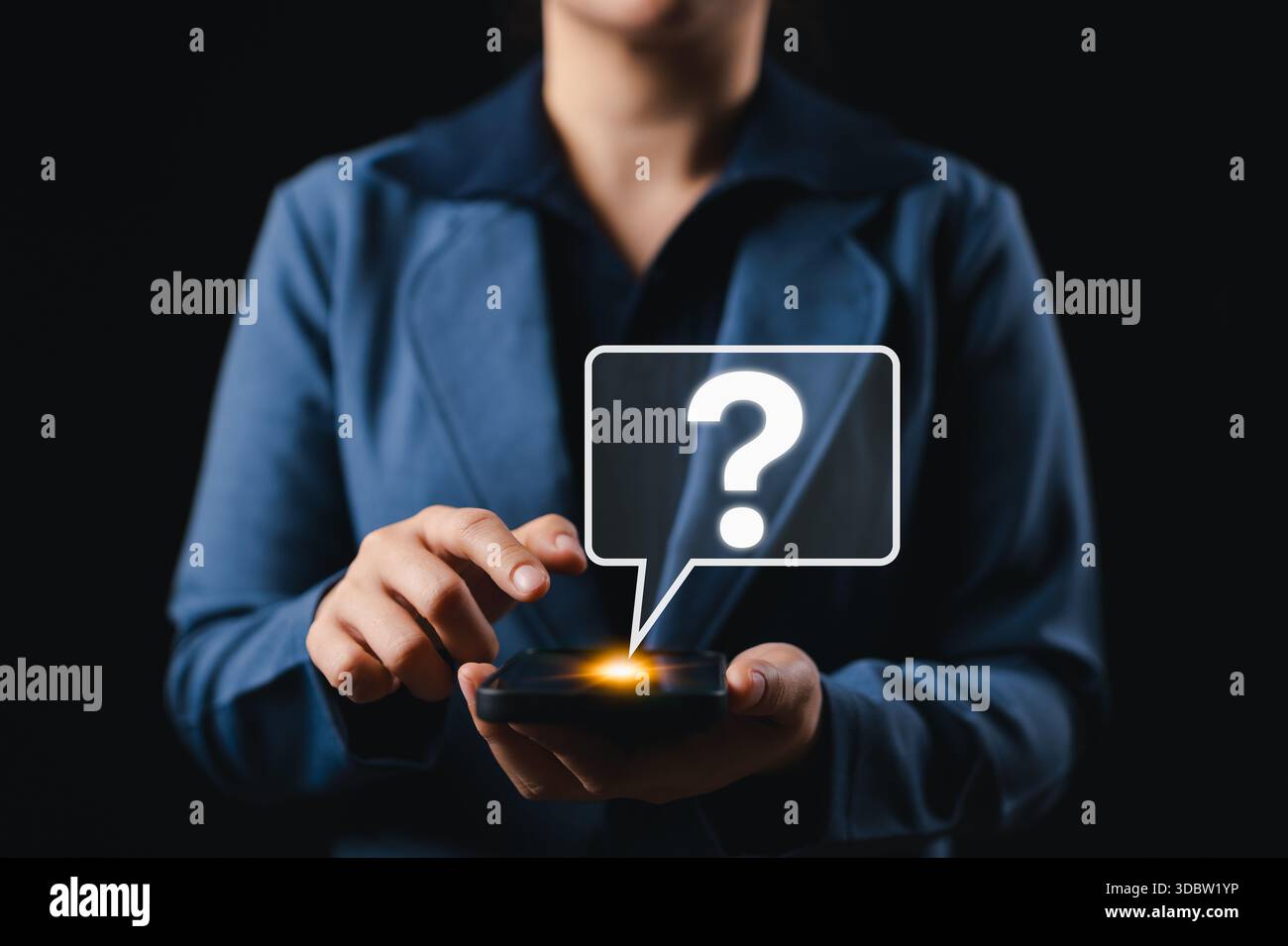 Icona del punto interrogativo sopra lo smartphone che rappresenta il concetto di FAQ. Donna interagisce con lo schermo luminoso dello smartphone e con l'icona del punto interrogativo digitale, Foto Stock