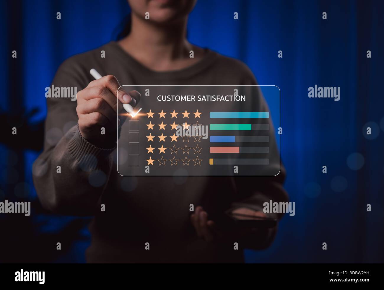 Persona che utilizza l'interfaccia digitale per valutare la soddisfazione del cliente con valutazioni a stelle e barre di valutazione, che rappresentano il feedback sull'esperienza utente, cliente Foto Stock