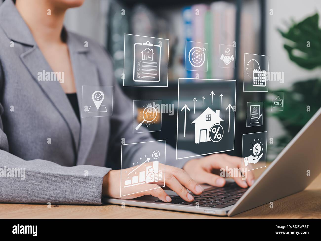 Concetto di analisi del mercato immobiliare e degli investimenti immobiliari. Donna d'affari che utilizza notebook e grafica grafica di dati per la crescita immobiliare, il tasso di mutuo, Foto Stock
