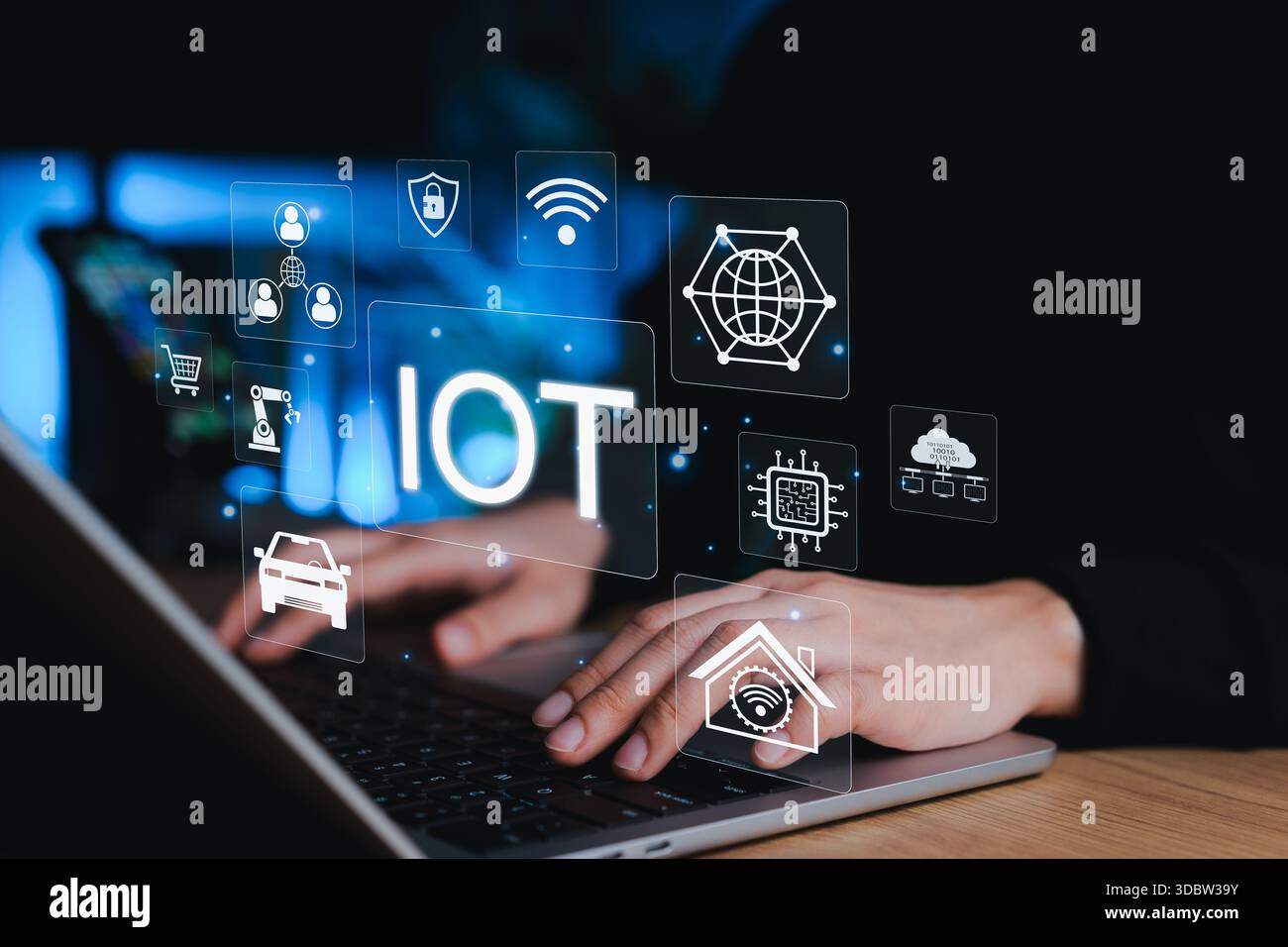 Concetto di Internet delle cose (IoT). Persona che utilizza notebook con icone IoT digitali che rappresentano tecnologia intelligente, automazione, connessione wireless, dati, intelligenza artificiale, Foto Stock