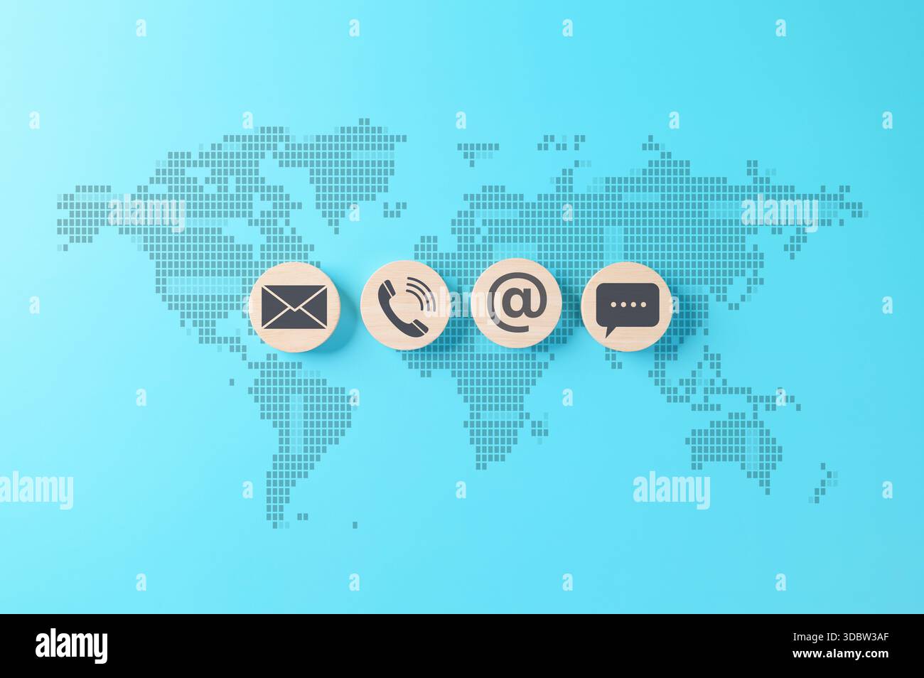 Concetto di comunicazione globale e contatto con noi con e-mail, telefono, insegna e chat su blocchi di legno sullo sfondo della mappa mondiale, Foto Stock