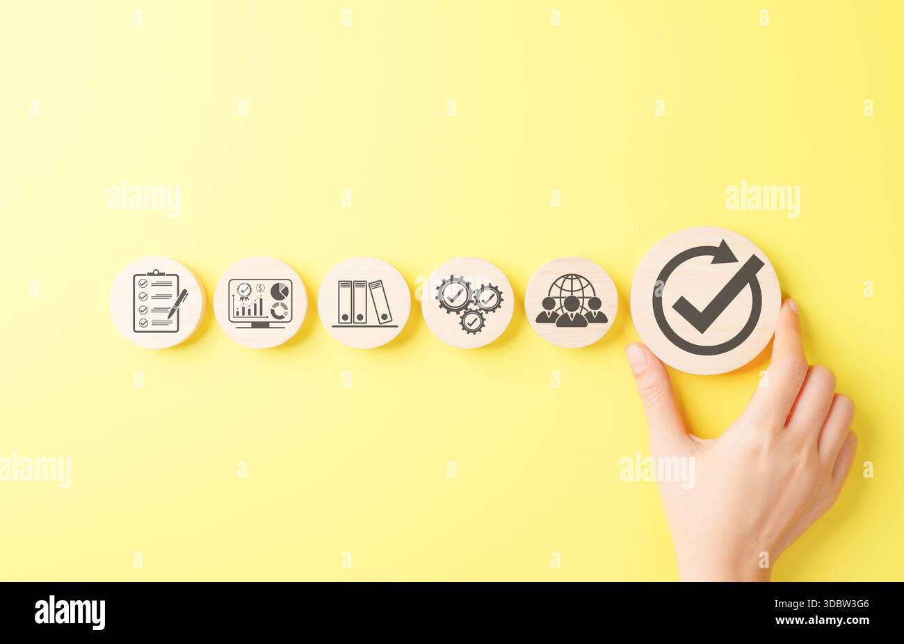 Garanzia di qualità e conformità alla certificazione. Blocchi di legno con icone quali checklist, documenti, analisi, lavoro di squadra, certificazione Foto Stock