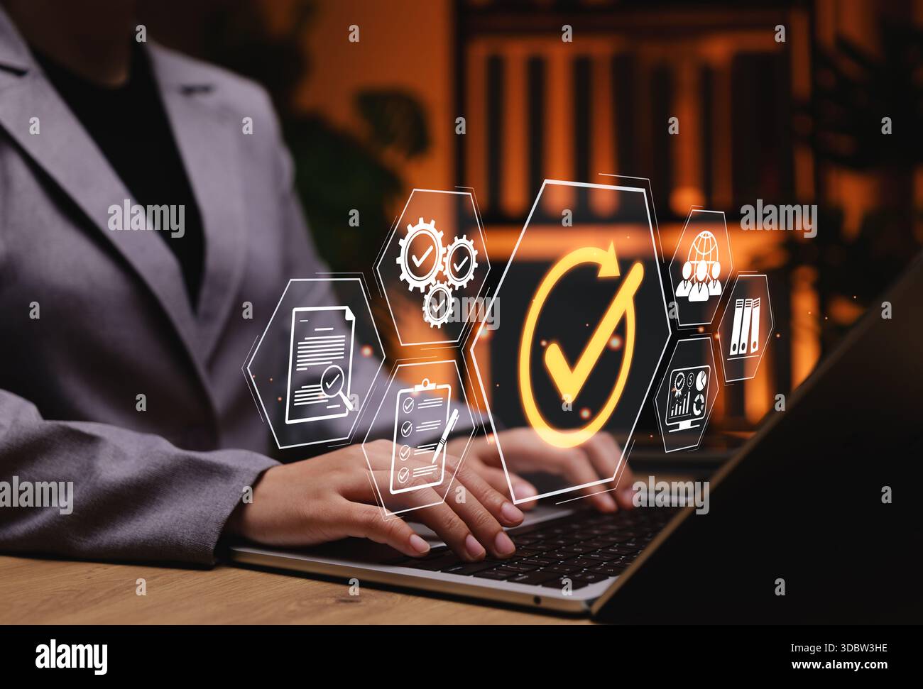 Garanzia di qualità e conformità alla certificazione. Uomo d'affari che utilizza un notebook con icone di checklist, documenti e segni di spunta Foto Stock