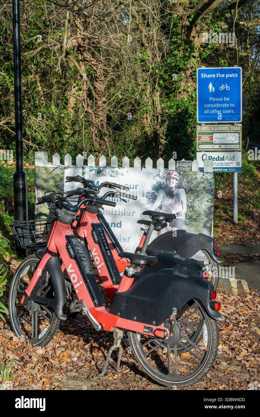 Voi. Biciclette elettriche all'inizio di una pista ciclabile e pedonale condivisa vicino a Newport, sull'isola di wight, Regno Unito Foto Stock