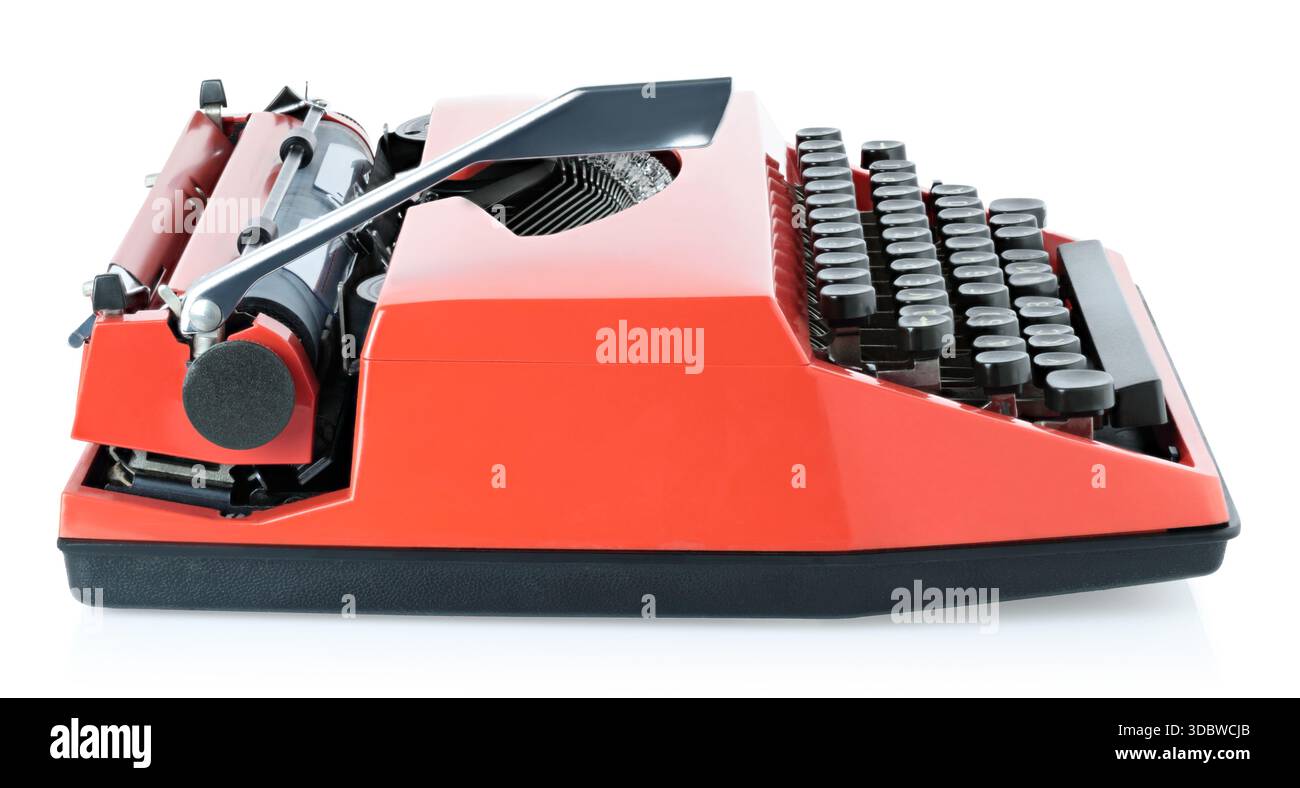 Macchina da scrivere vintage rossa isolata su sfondo trasparente. Macchina da ufficio retrò perfetta per scrivere concetti, temi letterari, design creativo, e. Foto Stock