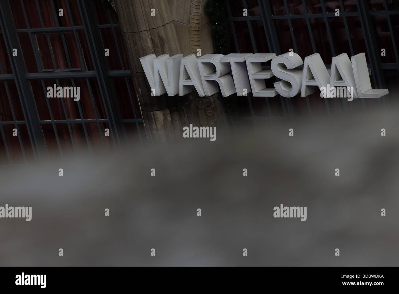 Colonia, Germania. 18 dicembre 2025. Vista sulla sede dell'evento "Wartesaal". Dieci anni fa, il 31 ottobre 2015, la vigilia di Capodanno a Colonia scosse il senso generale della sicurezza. Crediti: Rolf Vennenbernd/dpa/Alamy Live News Foto Stock