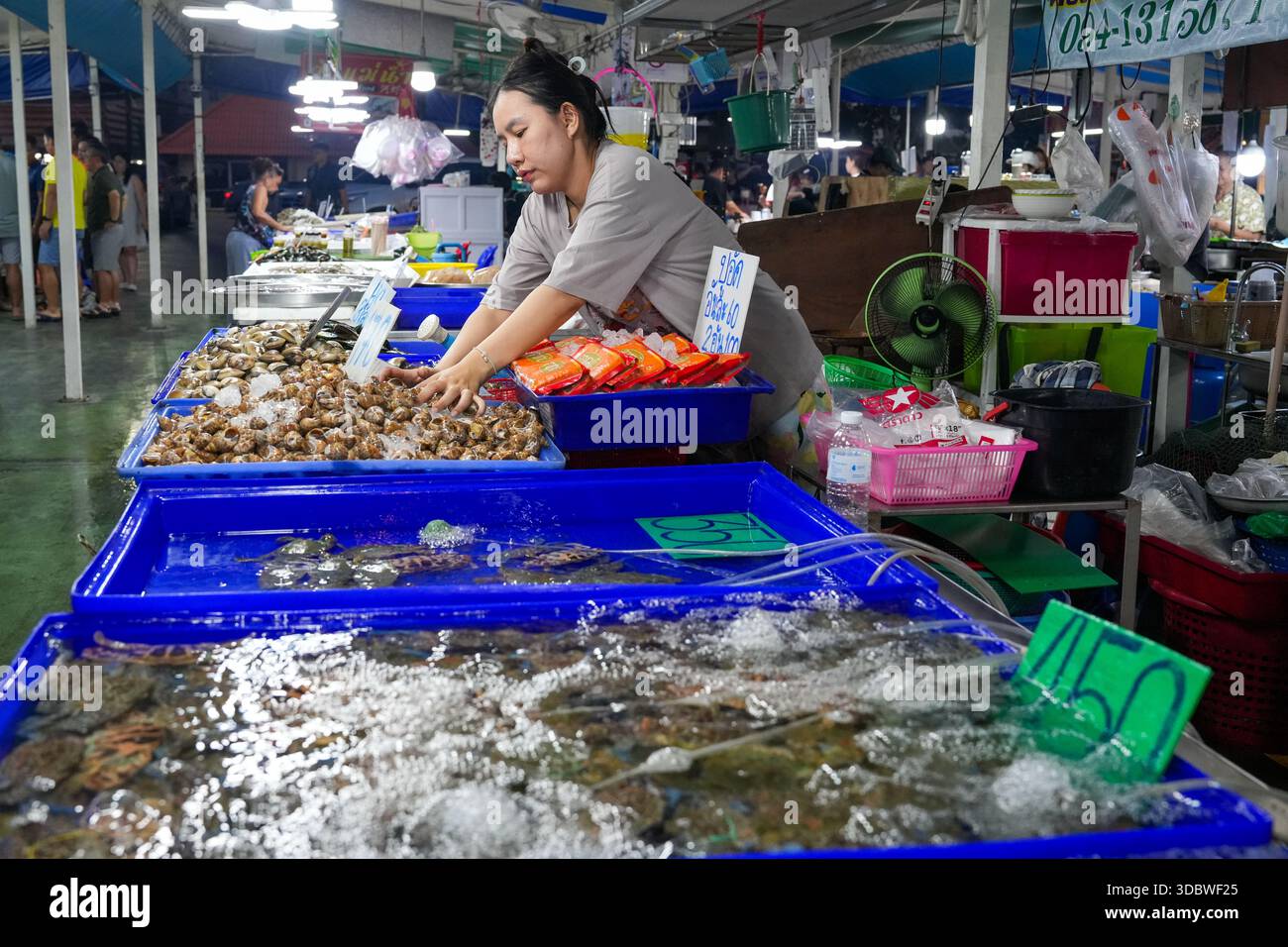 Venditore di pesce al mercato LAN Pho Na Kluea di Pattaya, Thailandia, vivace mercato del pesce locale con pesce fresco e autentica cultura tailandese Foto Stock