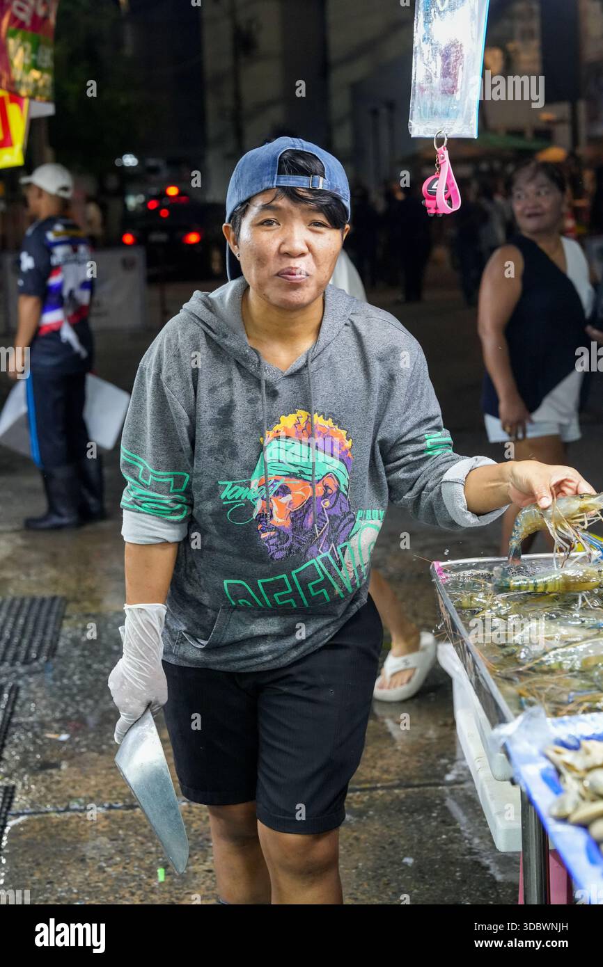 Venditore di pesce al mercato LAN Pho Na Kluea di Pattaya, Thailandia, vivace mercato del pesce locale con pesce fresco e autentica cultura tailandese Foto Stock