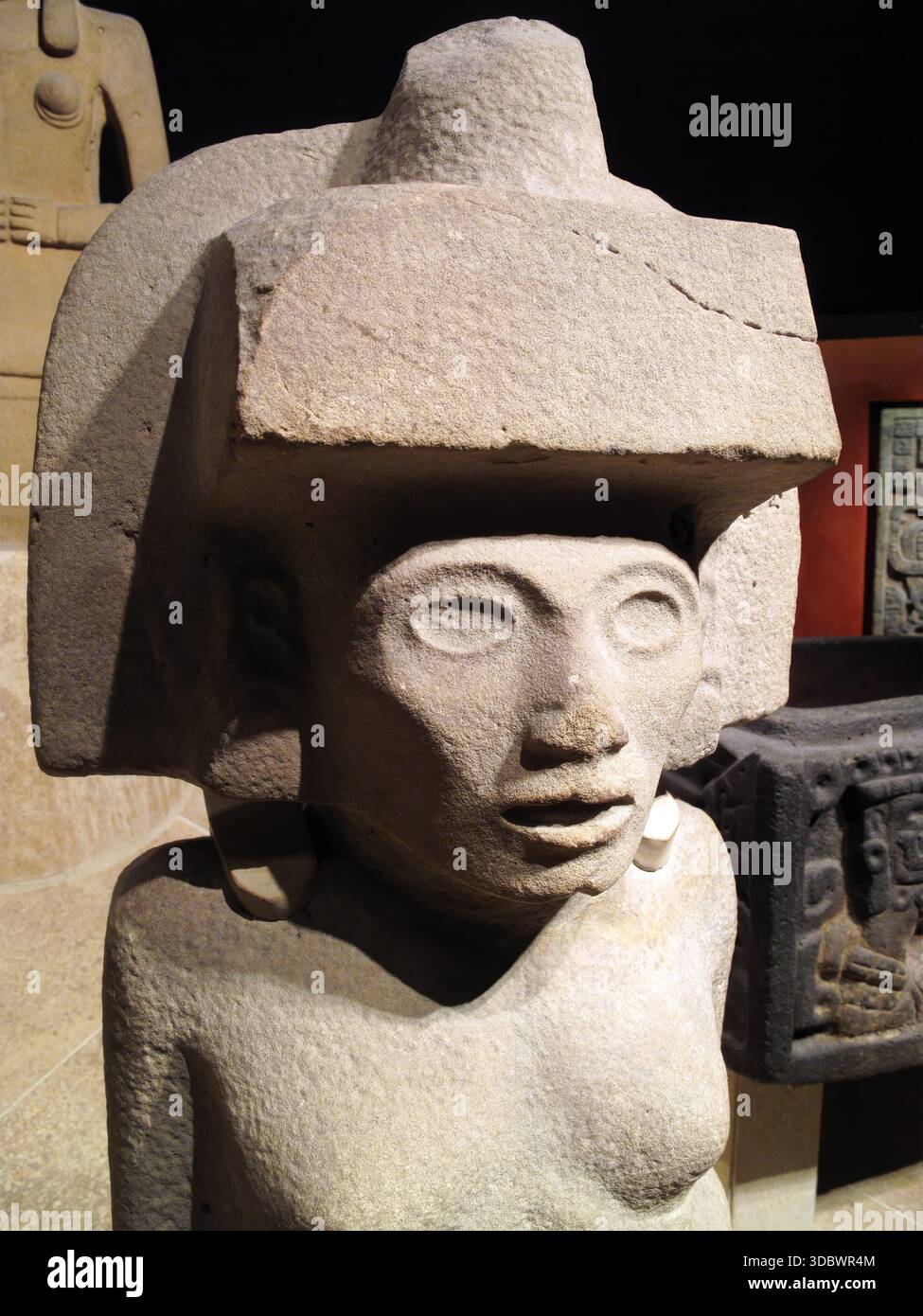 Scultura in pietra messicana azteca della dea della fertilità femminile dal 900 al 1450 d.C., idolo religioso raffigurante la maternità rituale e la fertilità sacra, antica ci Foto Stock