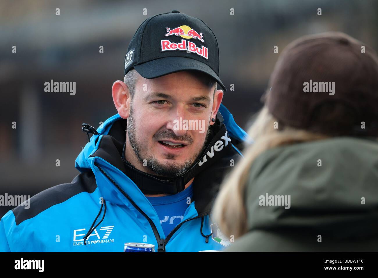 Val Gardena, Italia. 18 dicembre 2025. Dominik Paris dall'Italia si trova nella zona mista durante la Coppa del mondo di Sci AUDI FIS 2025/2026, gara di discesa maschile a Saslong Slope il 18 dicembre 2025, Val Gardena, Bolzano Italia. Crediti: Roberto Tommasini/Alamy Live News Foto Stock