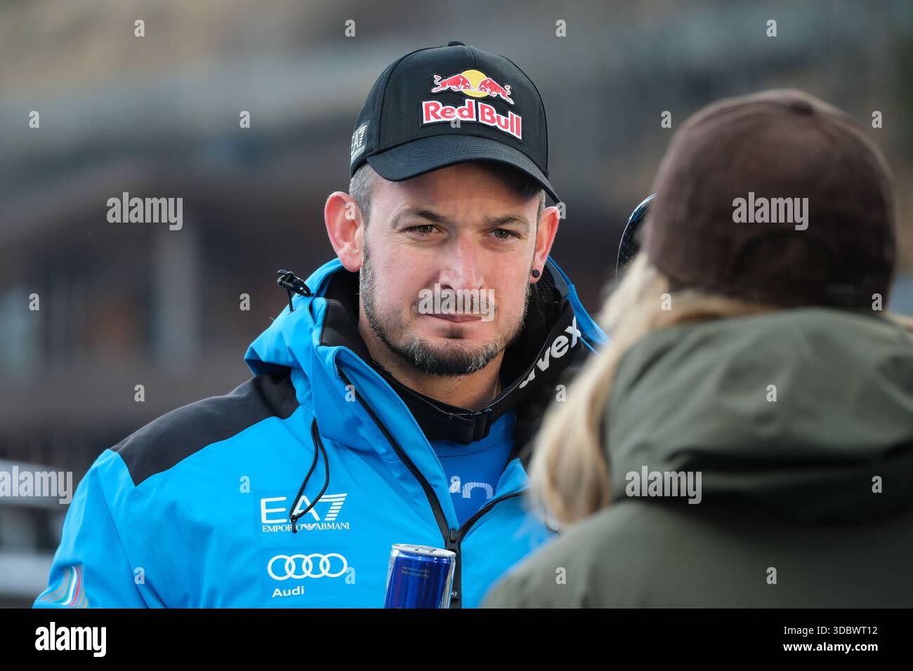 Val Gardena, Italia. 18 dicembre 2025. Dominik Paris dall'Italia si trova nella zona mista durante la Coppa del mondo di Sci AUDI FIS 2025/2026, gara di discesa maschile a Saslong Slope il 18 dicembre 2025, Val Gardena, Bolzano Italia. Crediti: Roberto Tommasini/Alamy Live News Foto Stock