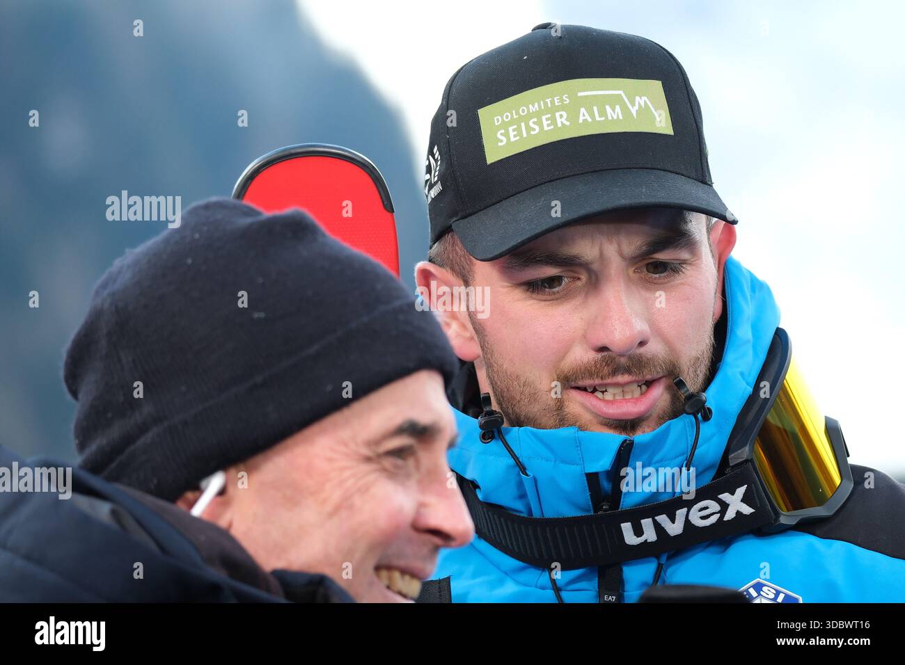 Val Gardena, Italia. 18 dicembre 2025. Florian Schieder dall'Italia si trova nella zona mista durante la Coppa del mondo di Sci AUDI FIS 2025/2026, gara di discesa maschile a Saslong Slope il 18 dicembre 2025, Val Gardena, Bolzano Italia. Crediti: Roberto Tommasini/Alamy Live News Foto Stock
