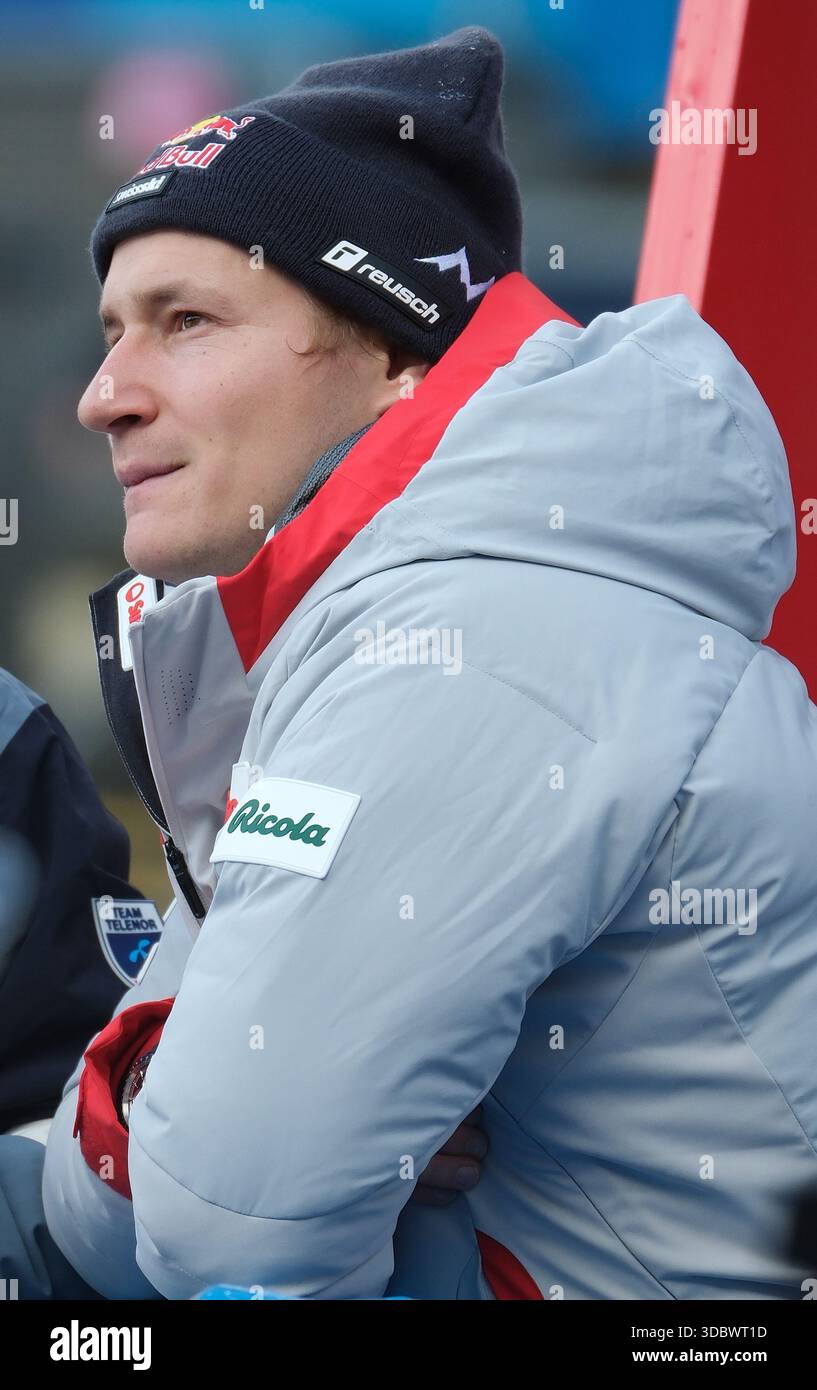 Val Gardena, Italia. 18 dicembre 2025. Marco Odermatt dalla Svizzera è nella zona mista AUDI FIS Ski World Cup 2025/2026, gara di discesa maschile a Saslong Slope il 18 dicembre 2025, Val Gardena, Bolzano Italia. Crediti: Roberto Tommasini/Alamy Live News Foto Stock