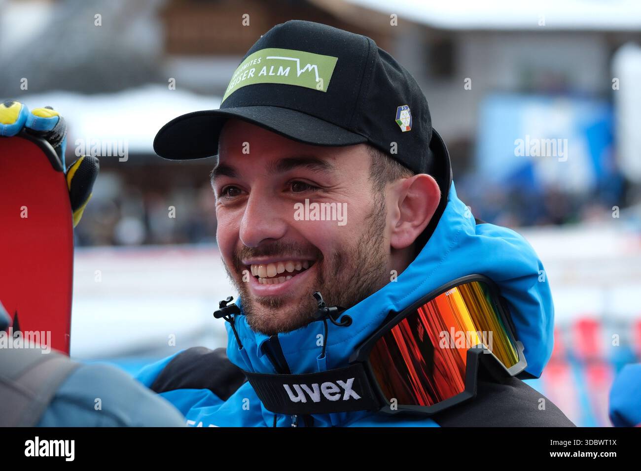 Val Gardena, Italia. 18 dicembre 2025. Florian Schieder dall'Italia si trova nella zona mista durante la Coppa del mondo di Sci AUDI FIS 2025/2026, gara di discesa maschile a Saslong Slope il 18 dicembre 2025, Val Gardena, Bolzano Italia. Crediti: Roberto Tommasini/Alamy Live News Foto Stock