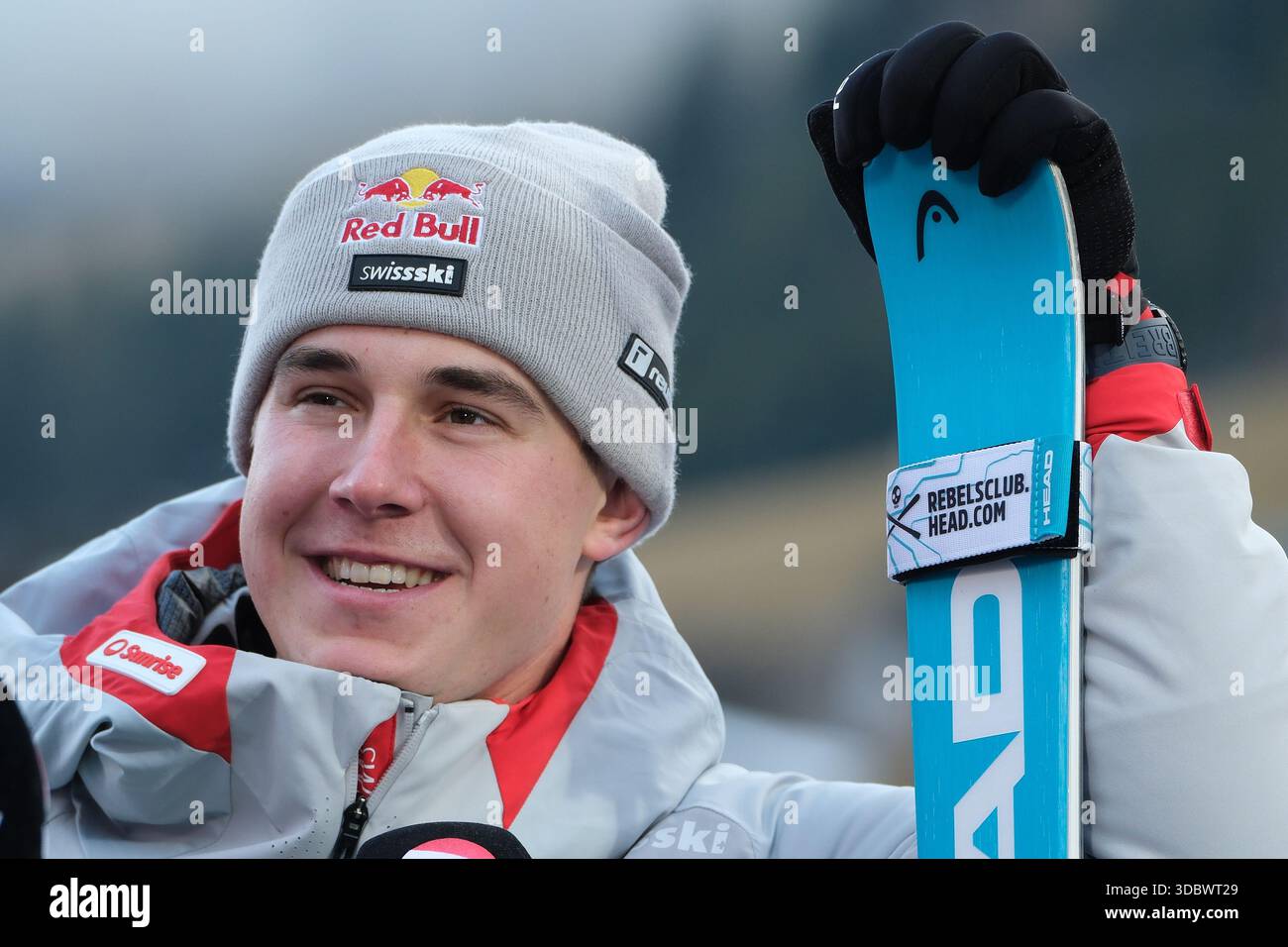 Val Gardena, Italia. 18 dicembre 2025. Franjo Von Allmen dalla Svizzera si trova nella zona mista durante la Coppa del mondo di Sci AUDI FIS 2025/2026, gara di discesa maschile a Saslong Slope il 18 dicembre 2025, Val Gardena, Bolzano Italia. Crediti: Roberto Tommasini/Alamy Live News Foto Stock