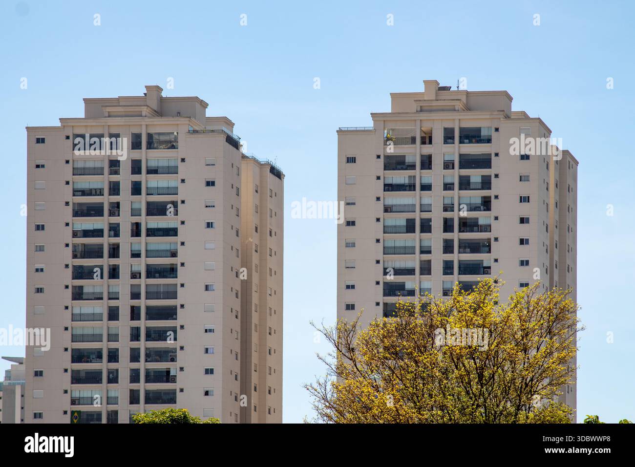 Alti edifici residenziali che rappresentano il mercato immobiliare urbano. Foto Stock