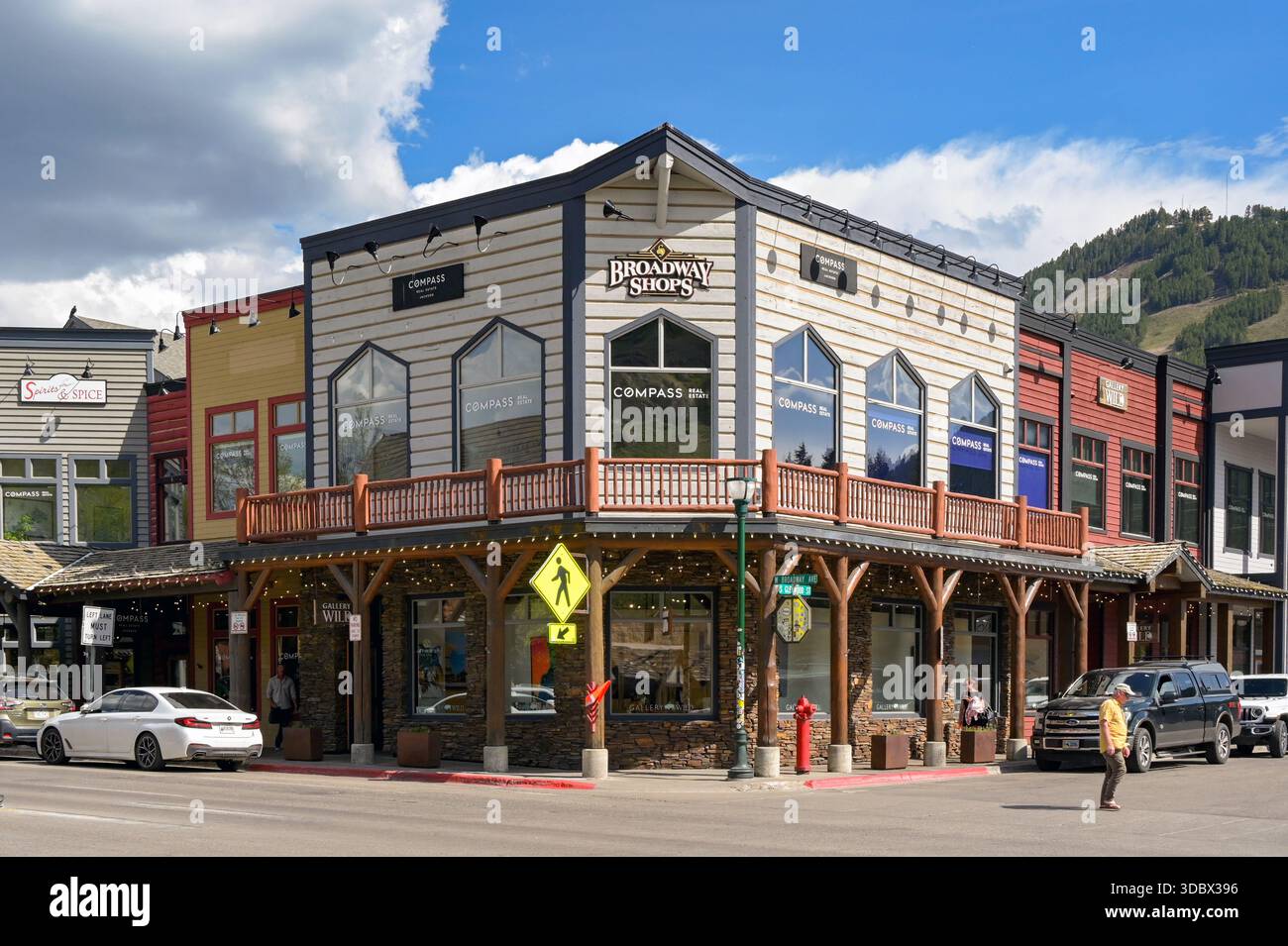 Jackson, Wyoming, Stati Uniti - 27 maggio 2025: Vista frontale esterna dei negozi di Broadway nel centro di Jackson. Foto Stock