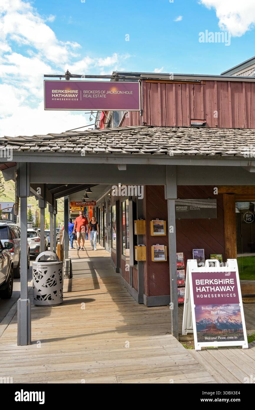Jackson, Wyoming, Stati Uniti - 28 maggio 2025: Vista frontale esterna degli uffici della realtà internazionale di Sotheby nel centro di Jackson Foto Stock